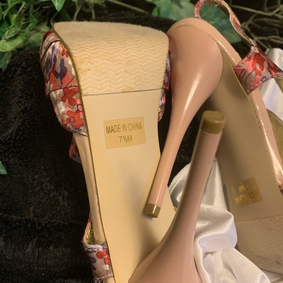 ๐2X HOST PICK๐ SATINY FLORAL PLATFORM HEELS - Picture 6 of 7